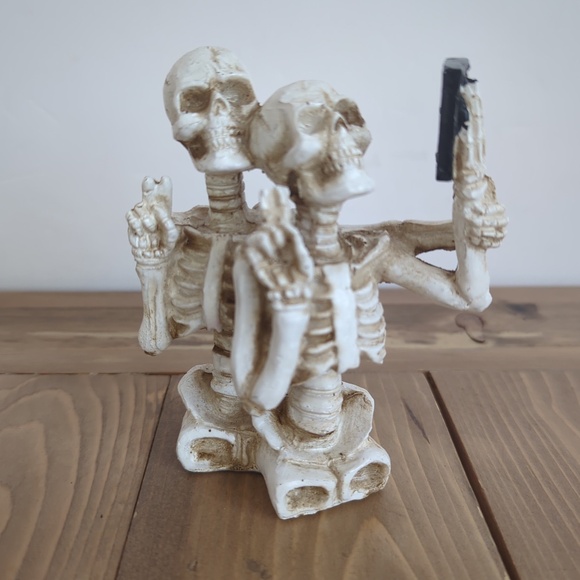 Skeleton Couple Selfie Decor - Picture 1 of 5